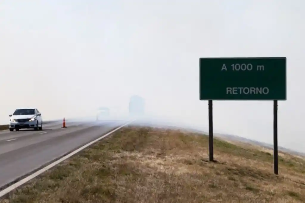 Focos activos y humo en Rosario: cortaron el puente a Victoria