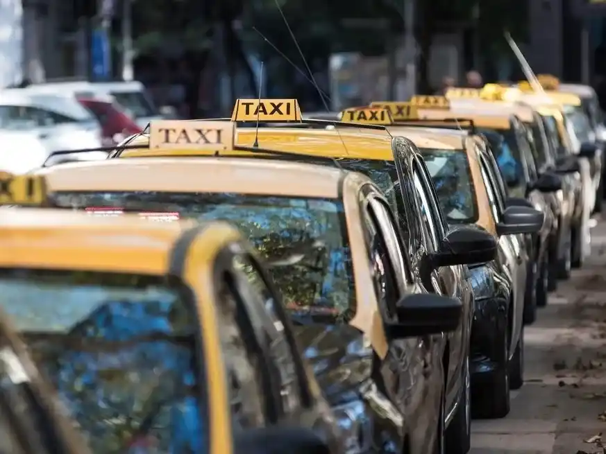 La iniciativa establece la derogación de la Tasa de Fiscalización y Control que actualmente pagan los titulares de licencias de taxis y remises.