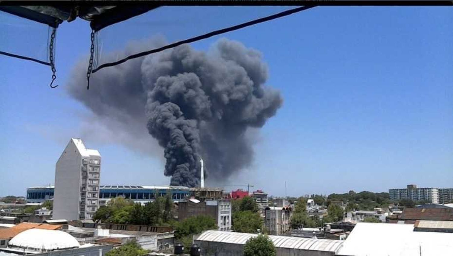 Alarma por un enorme incendio en una fábrica de colchones Simmons