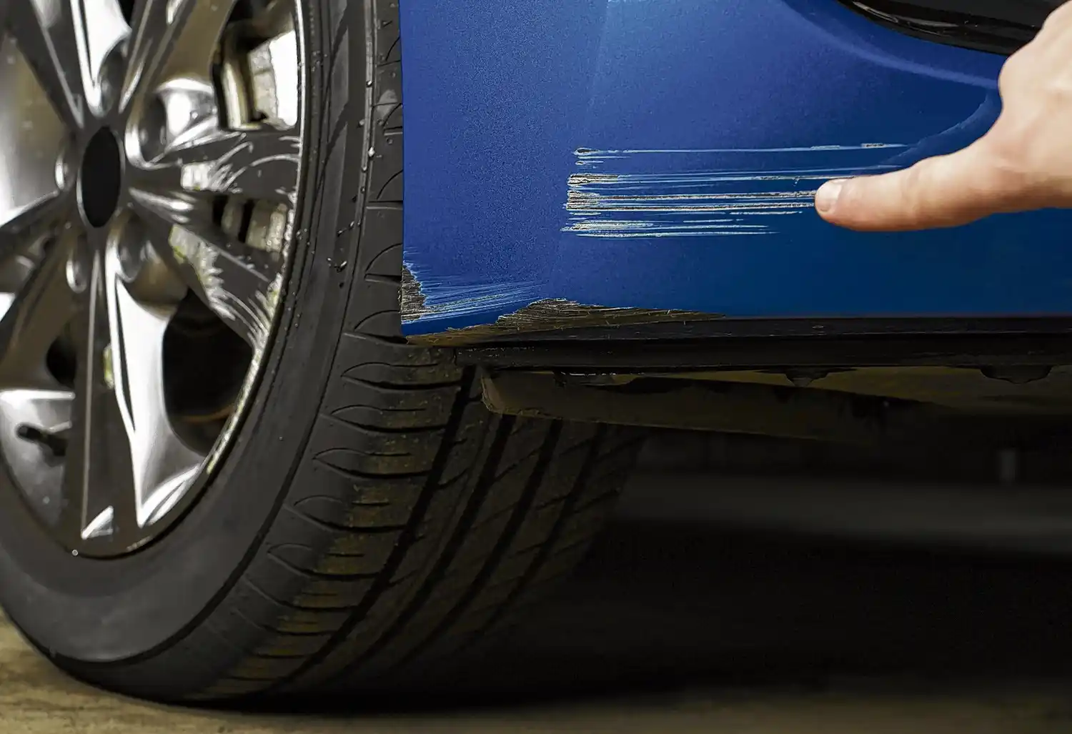 Ni pasta dental ni bicarbonato: el truco para disimular rayones superficiales del auto