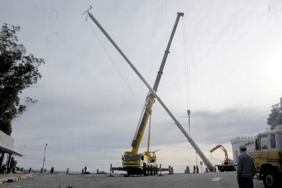 El mástil de 42 metros ya está en la cima del Parque Independencia