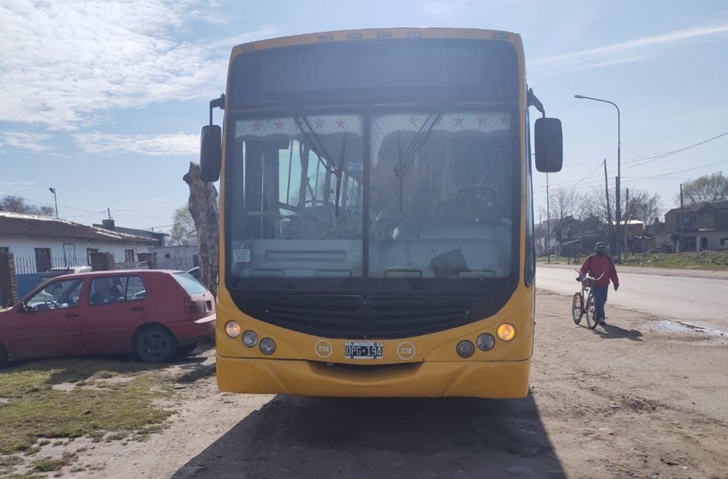 Con un cuchillo atacó a un chofer que se defendió y lo tiró del colectivo