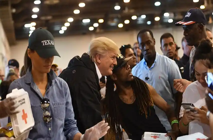 Trump repartió comida en un centro de evacuados de Houston