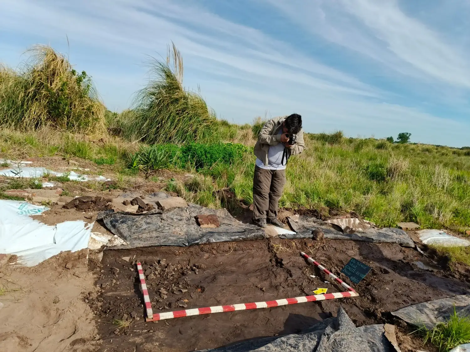 Vista del equipo durante las jornadas de excavación junto a la laguna. El avance del agua obligó a realizar tareas urgentes de recuperación del material arqueológico.