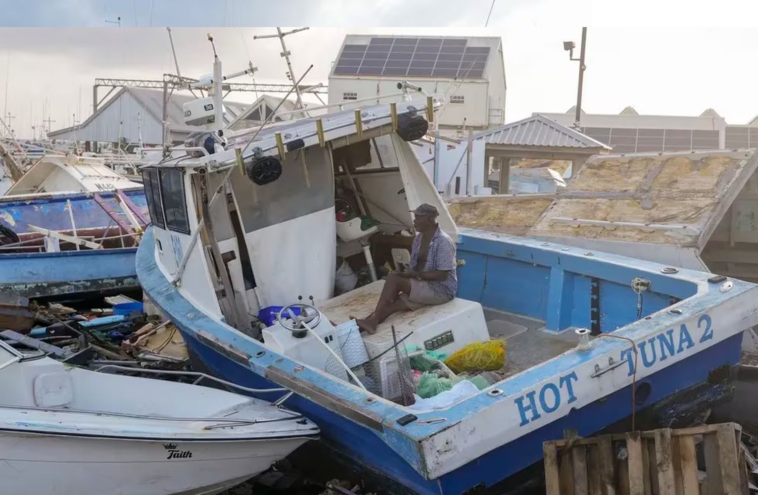 El pescador Hamilton Cosmos observa las embarcaciones dañadas por el paso del huracán Beryl, el lunes en Bridgetown