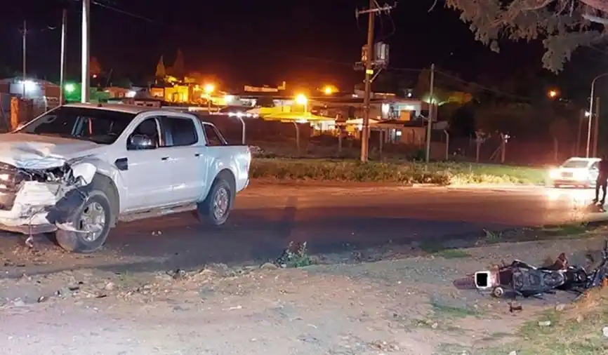 Un hombre sufrió graves heridas al chocar en su moto contra una camioneta
