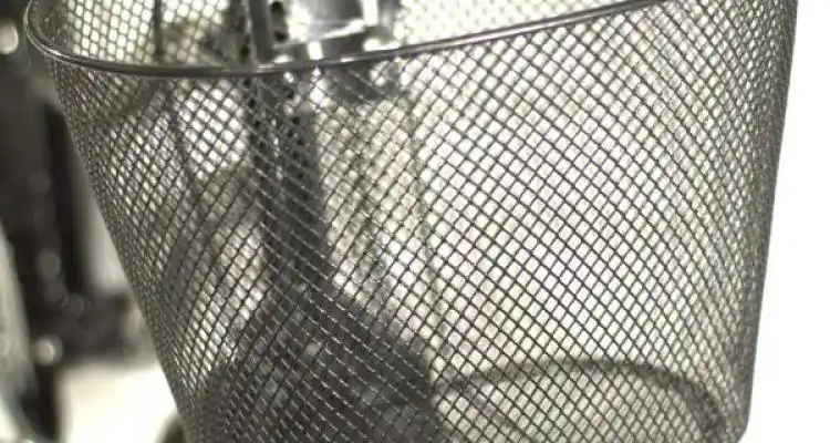 Motochorros con una nena a bordo le robaron a una joven en bicicleta