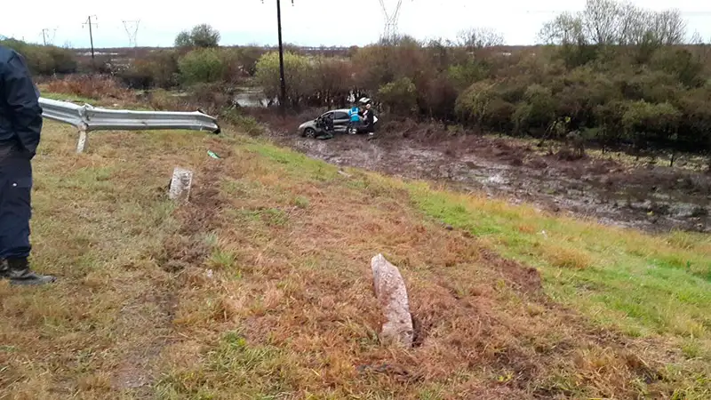 Despistó, chocó el guardarrail y terminó a 15 metros de la ruta