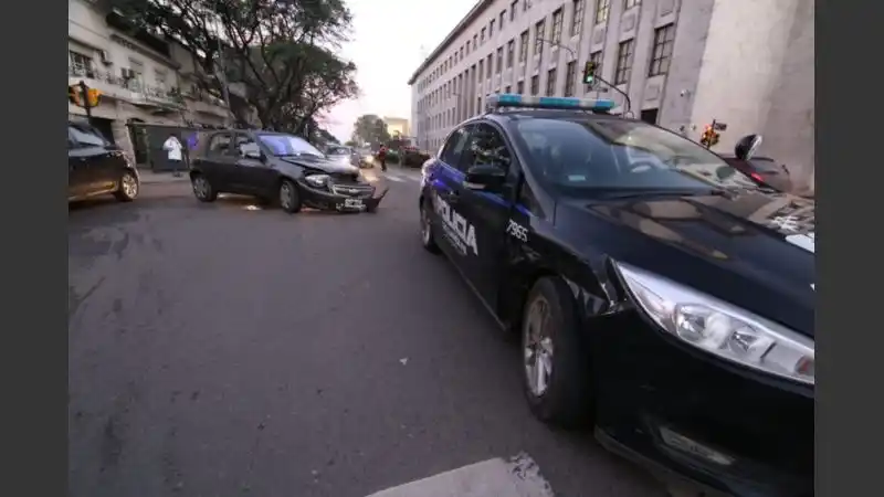 Rosario: un patrullero pasó en rojo y chocó un auto