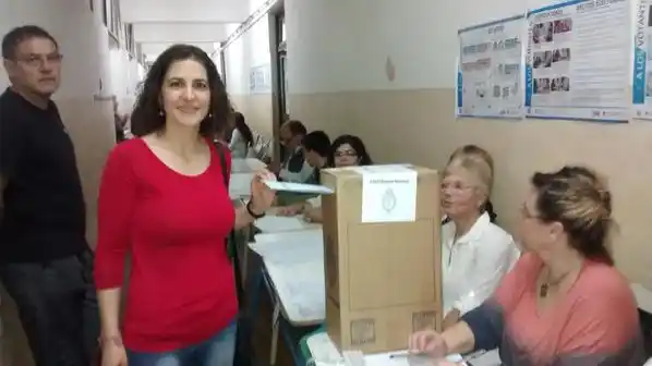 La percandidata a vicegobernadora Marina Simón votó en la Escuela Sarmiento