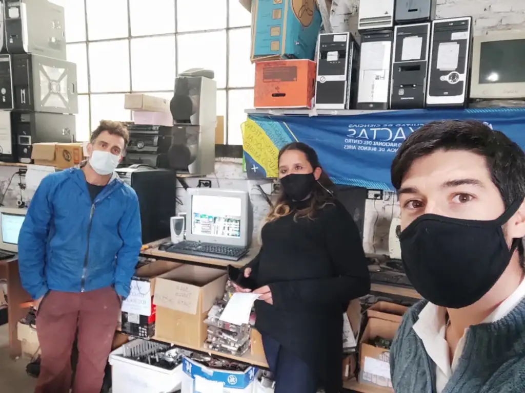 Entrega de computadoras y otros materiales electrónicos recuperados