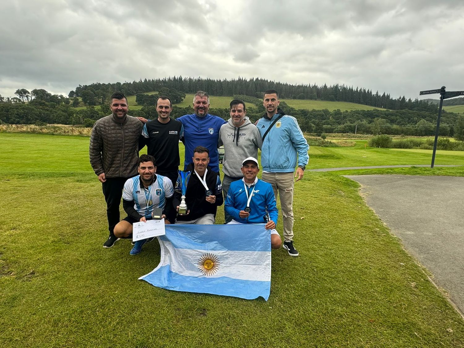 La delegación argentina, con Popovich segundo de pie, Roberto Ghezzi cuarto y Marcos Ghezzi al medio de los agachados.