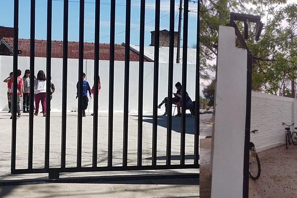 A más de un mes de que se le caiga el portón del CEC 801 encima, todavía no tuvo novedades del seguro