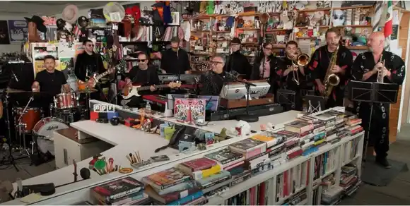 Fito Páez brilló en el Tiny Desk y emocionó con sus clásicos en clave íntima
