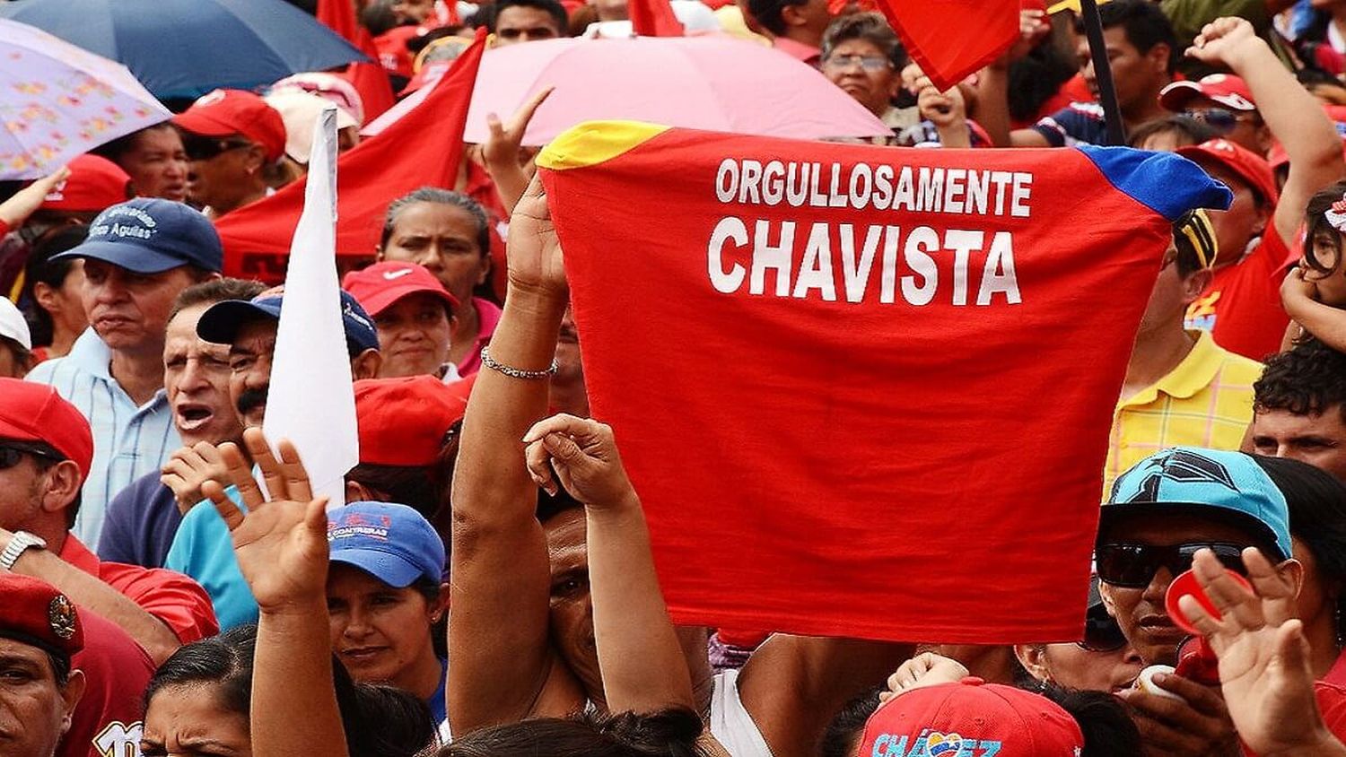 VENEZUELA TIENE SU CORAZONCITO ROJO:  47% de la población se identifica con el chavismo, según ICS