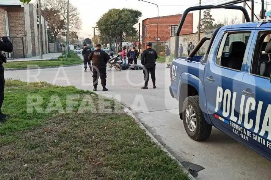 Accidente en Barrio Barranquitas: el conductor de la motocicleta no tenía casco y debió ser atendido por el 107