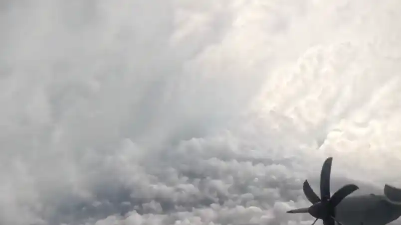 Avion caza huracanes atravesó el huracán Melissa: las impactantes imágenes desde la cabina