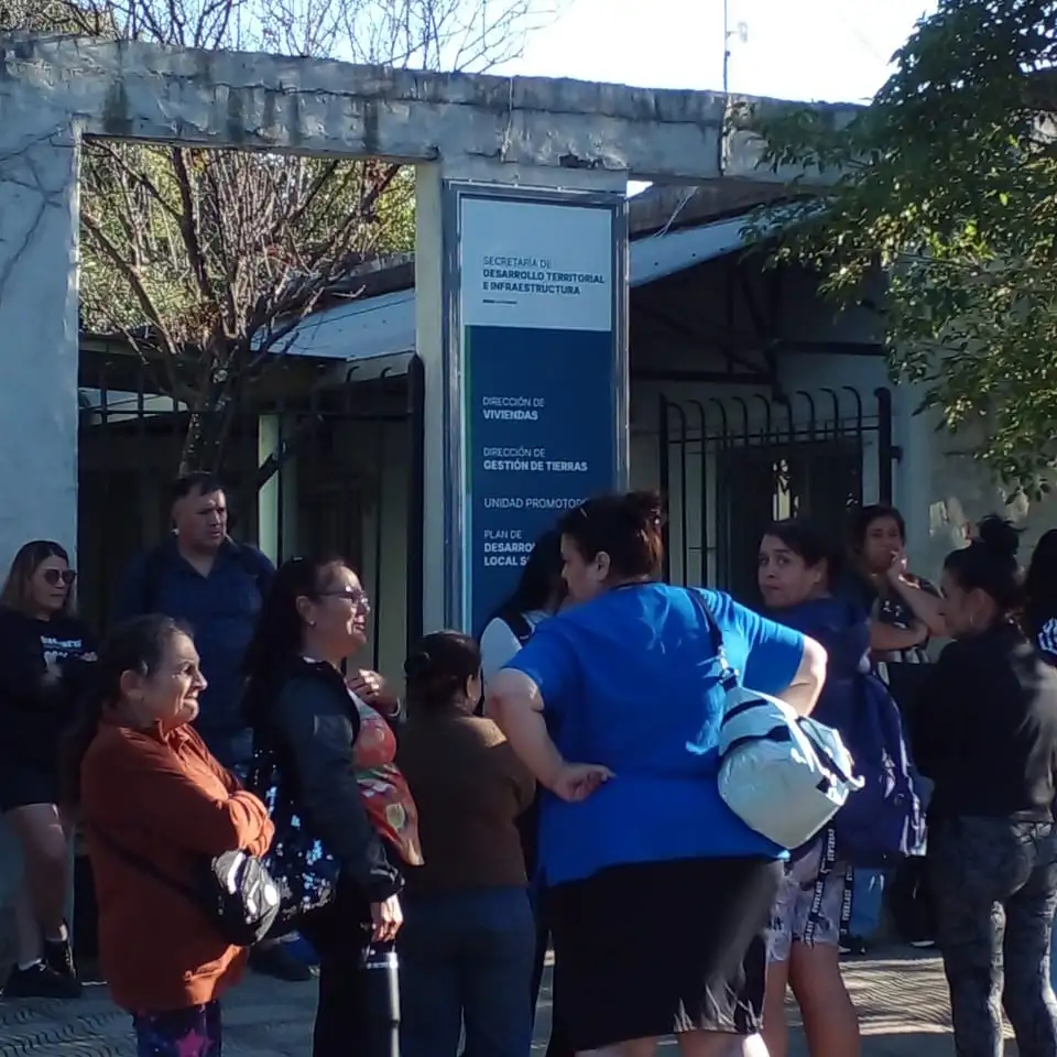 Beneficiarios del Barrio Las Ramas se concentran en la Dirección de Viviendas