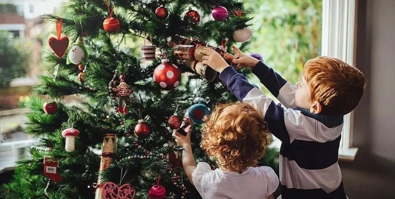 El árbol se arma desde fines de noviembre según la región. En Argentina, se acostumbra a hacerlo el 8 de diciembre.