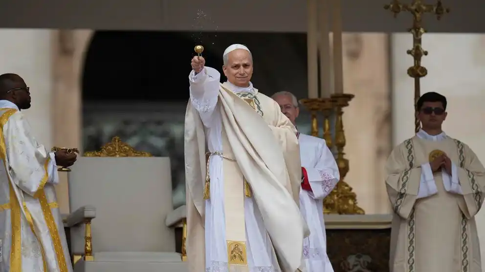 León XIV asumió el papado con un llamado a “construir un mundo donde reine la paz”