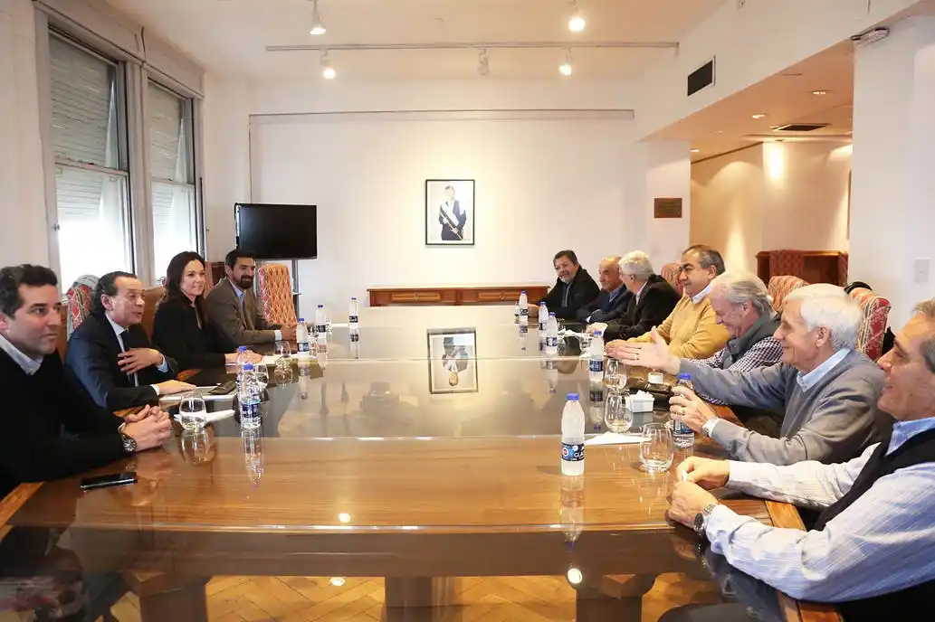 El Gobierno y la CGT acuerdan una ayuda alimentaria para desempleados