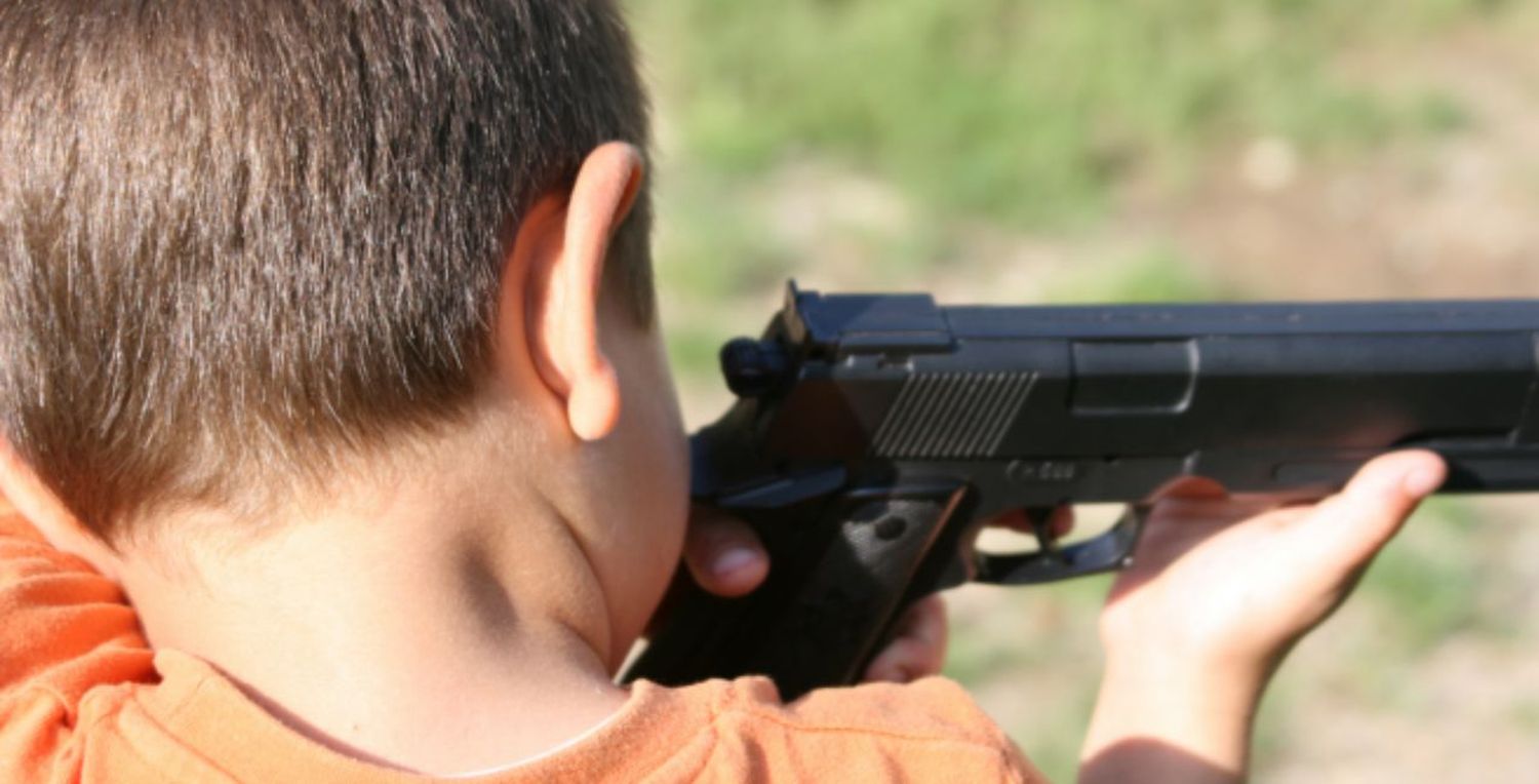 Un niño se pegó un tiro por accidente mientras jugaba con la pistola de su hermano policía