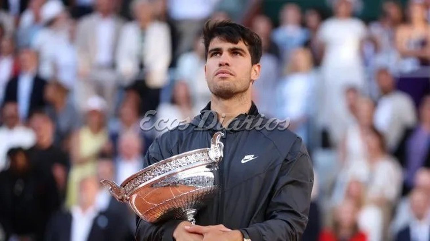 Carlos Alcaraz posa con su trofeo del Roland Garros