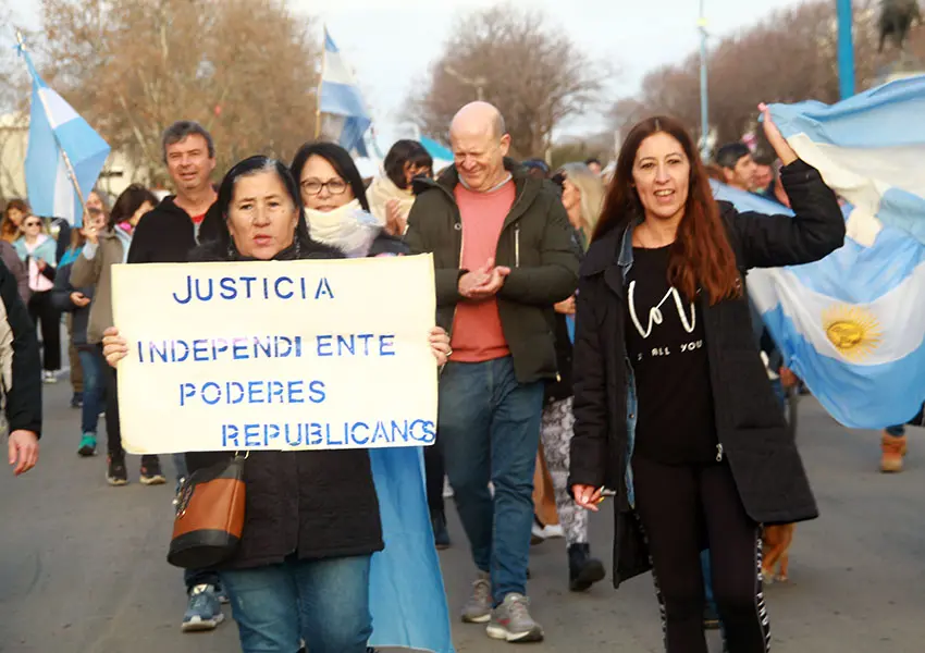 Un “banderazo” contra el Gobierno que se hizo sentir en todo el país