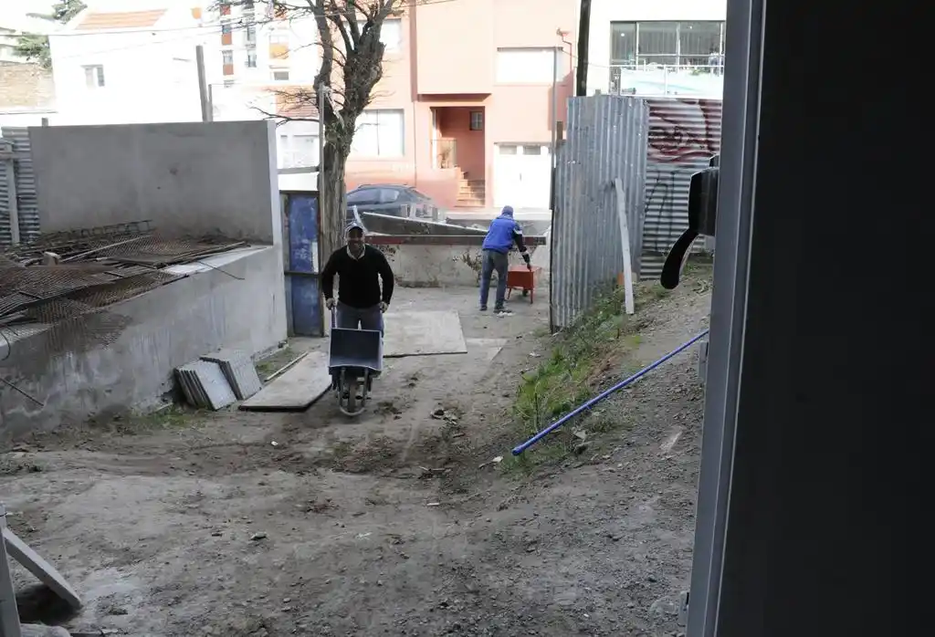 Arrancaron tareas de limpieza en Polivalente y el viernes llegarían desde la empresa