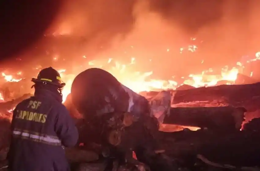 Voraz incendio en un relleno sanitario de barrio Godoy