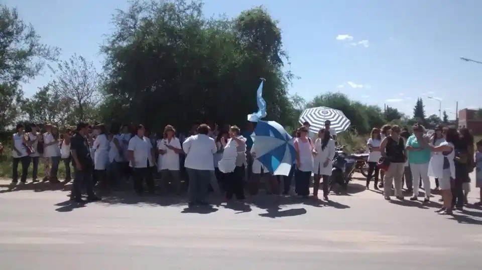Ahora: Docentes se manifiestan en Irazusta al sur