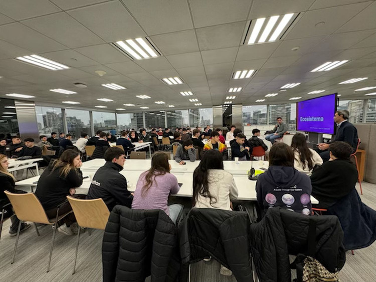 Estudiantes secundarios participan de una capacitación sobre el ecosistema financiero en el Banco Galicia, en el marco del programa Vinculación con el Futuro.