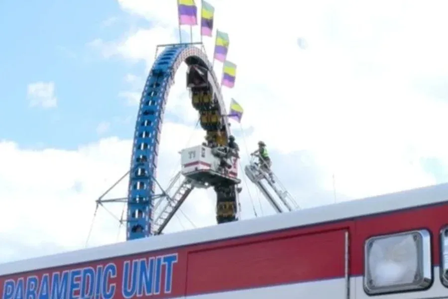 Una montaña rusa se detuvo y sus ocupantes quedaron colgados de cabeza dos horas