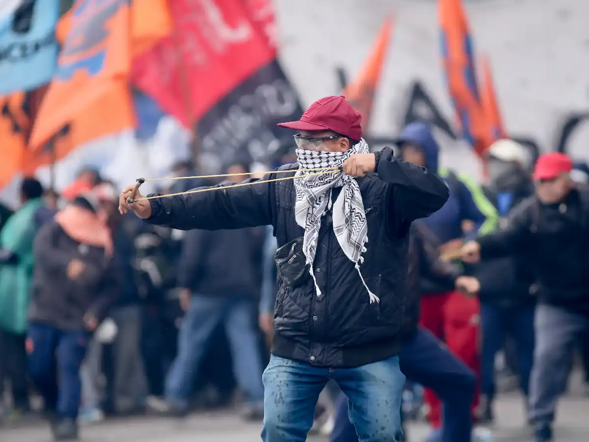 Corridas y destrozos en inmediaciones al Congreso
