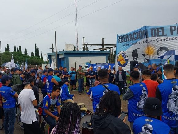 Papel Prensa: por asamblea en la puerta de la fábrica, los colectivos no hicieron el recorrido