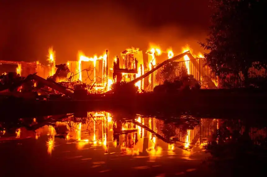 Al menos dos muertos en un incendio descontrolado en el norte de California