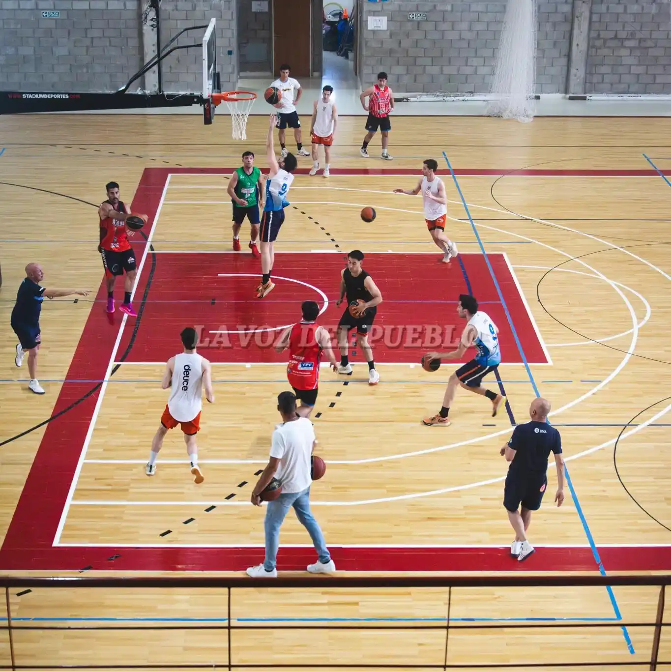 Alumni comenzó ayer sus entrenamientos en el Polideportivo Municipal, con la intención de familiarizarse con las dimensiones de la misma