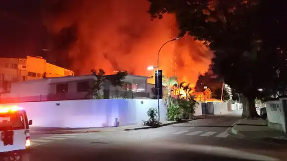NOCHE DE FUEGO: dos incendios se registraron casi en simultáneo en Caracas este 14Feb (FOTOS+VIDEOS)