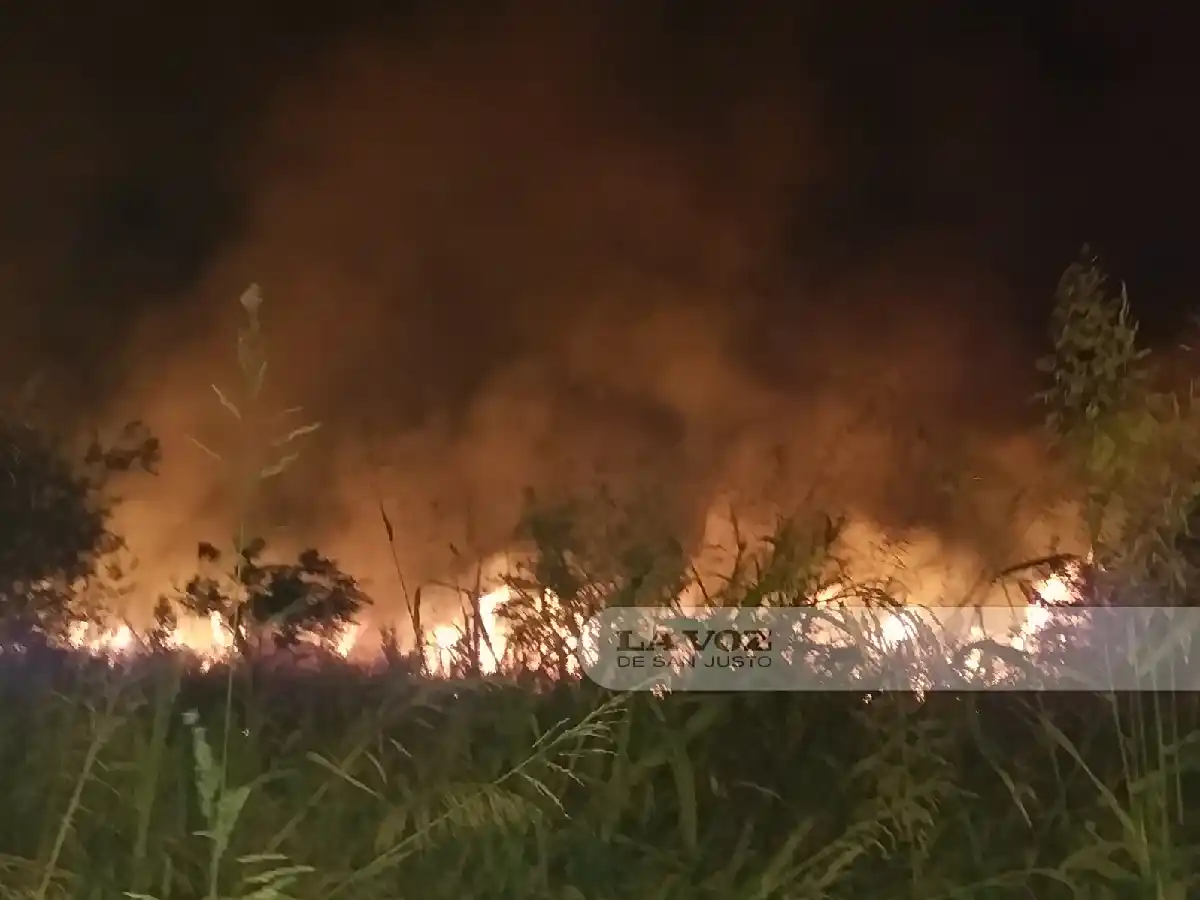 Cuatro dotaciones de bomberos luchan para que un incendio no llegue al Parque Industrial