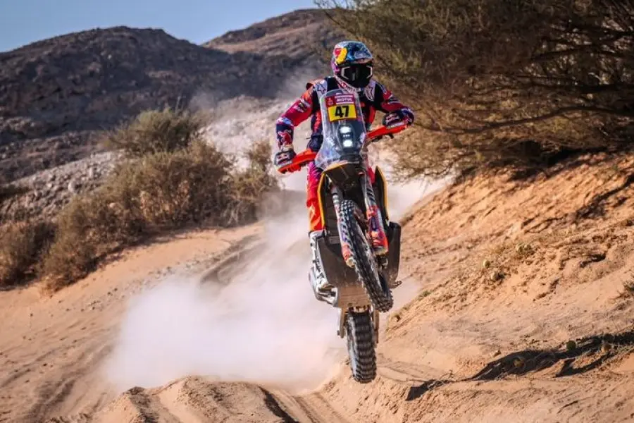 Dakar 2024: Kevin Benavides acelera abriendo pista en su cumpleaños y sube en la general