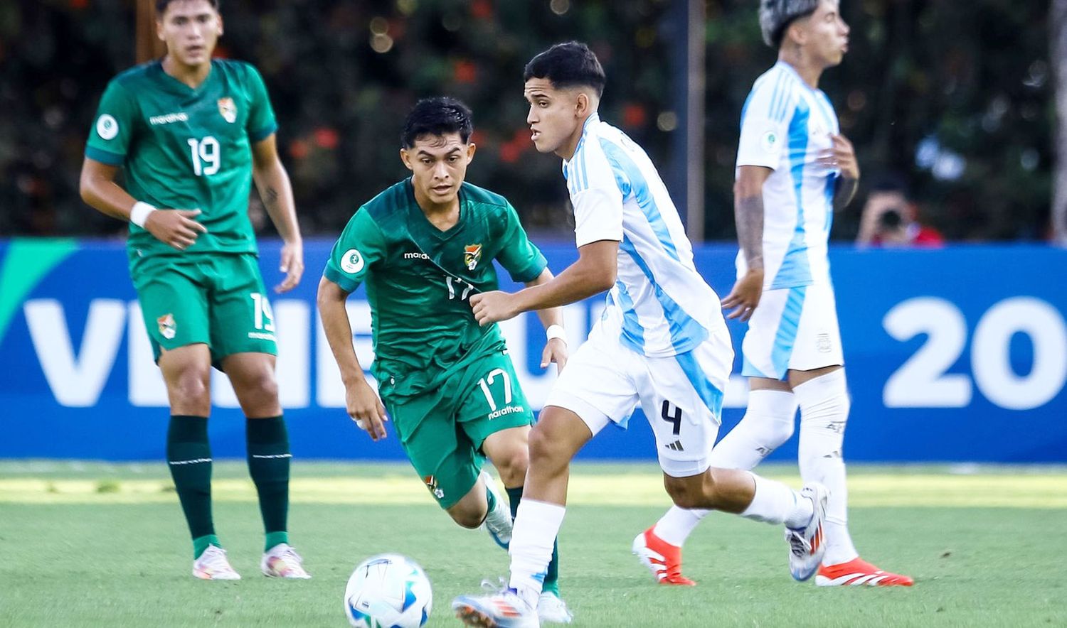 La Argentina Sub 20 venció agónicamente a Bolivia y quedó a las puertas del Hexagonal Final