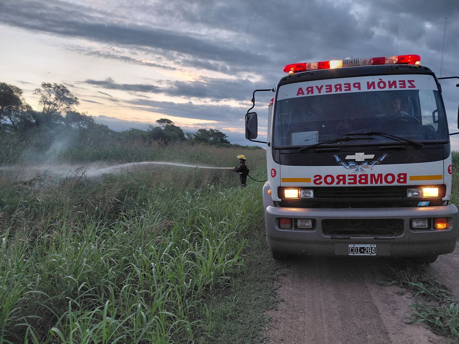 Los Bomberos Voluntarios trabajaron rápido para controlar un incendio de pastizales