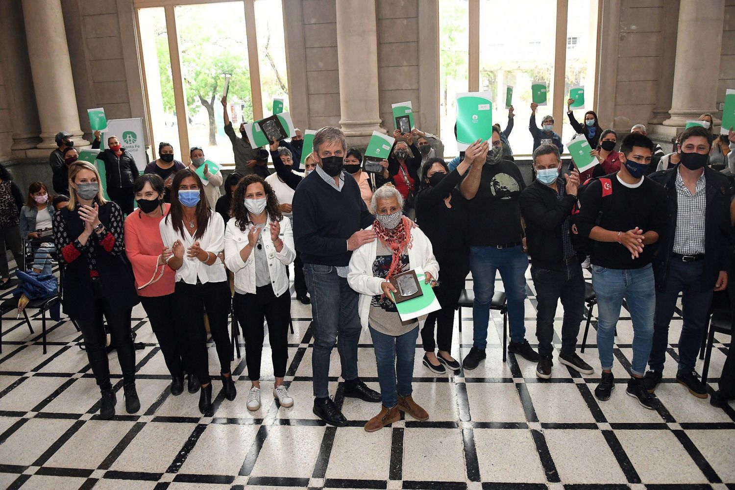 Jatón entregó las escrituras de sus viviendas a 50 familias de la ciudad
