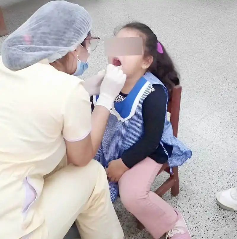 Completos controles de salud 
para jardineritos de Villa Escolar