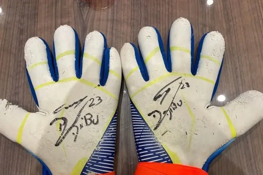 Santa Fe se quedó con los guantes que Emiliano Martínez usó en la final del Mundial Qatar 2022: ¿cuánto pagaron y dónde quedarán?
