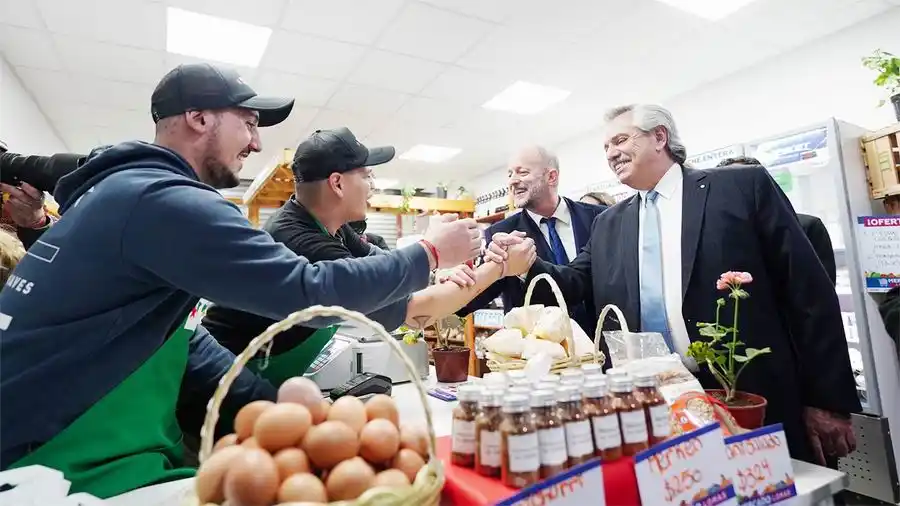 Fernández convocará a empresas y sindicatos 
para “alinear precios y salarios por 60 días”