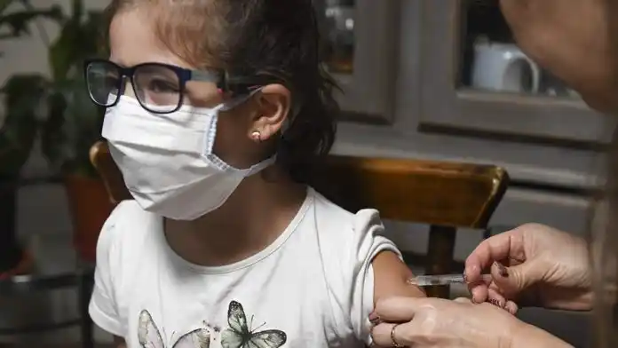 Vacunas para menores de 18: es “inminente” la aprobación de Moderna y Sinopharm
