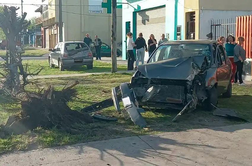 Remisero se estrelló contra un auto estacionado: internaron a la pasajera