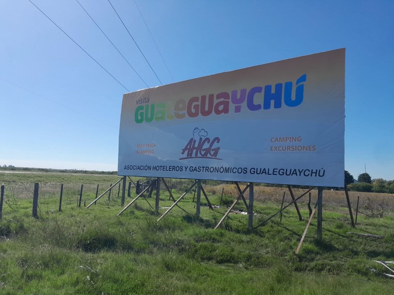 La Asociación de Hoteleros y Gastronómicos colocó cuatro carteles en la ruta para publicitar la ciudad