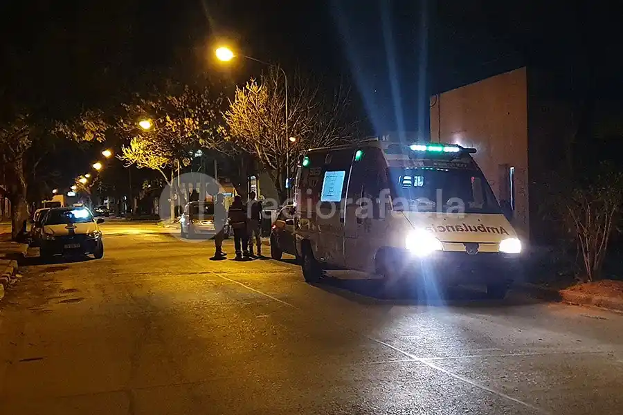 Hizo todo mal: abrió la puerta mientras pasaba una bicicleta, la hizo caer y después huyó